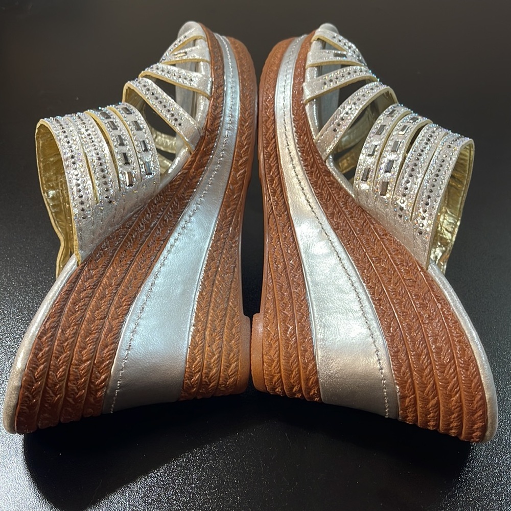 NIB $49R Patrizia Beaming Silver Wedge. Size 41 - Picture 7 of 9